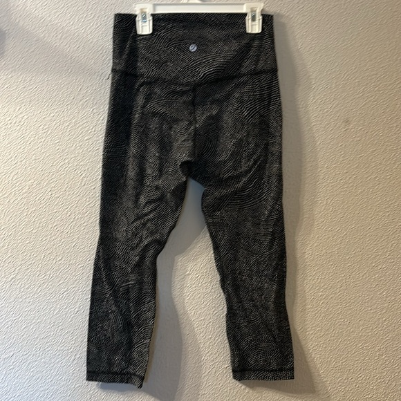 Lululemon align capri leggings size is missing fit like a 2 - Picture 4 of 4